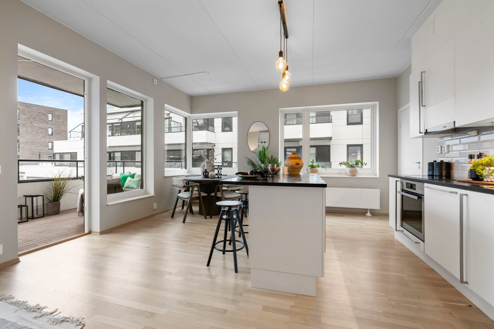 Alle oppholdsrom har elegant eikeparkett. Galleribilde