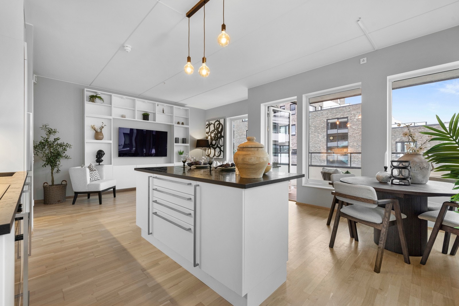 En flott og moderne 3-roms hjørneleilighet fra 2017 med to balkonger. Ved å innfri fellesgjeld blir felleskostnadene på 5.996,- Galleribilde