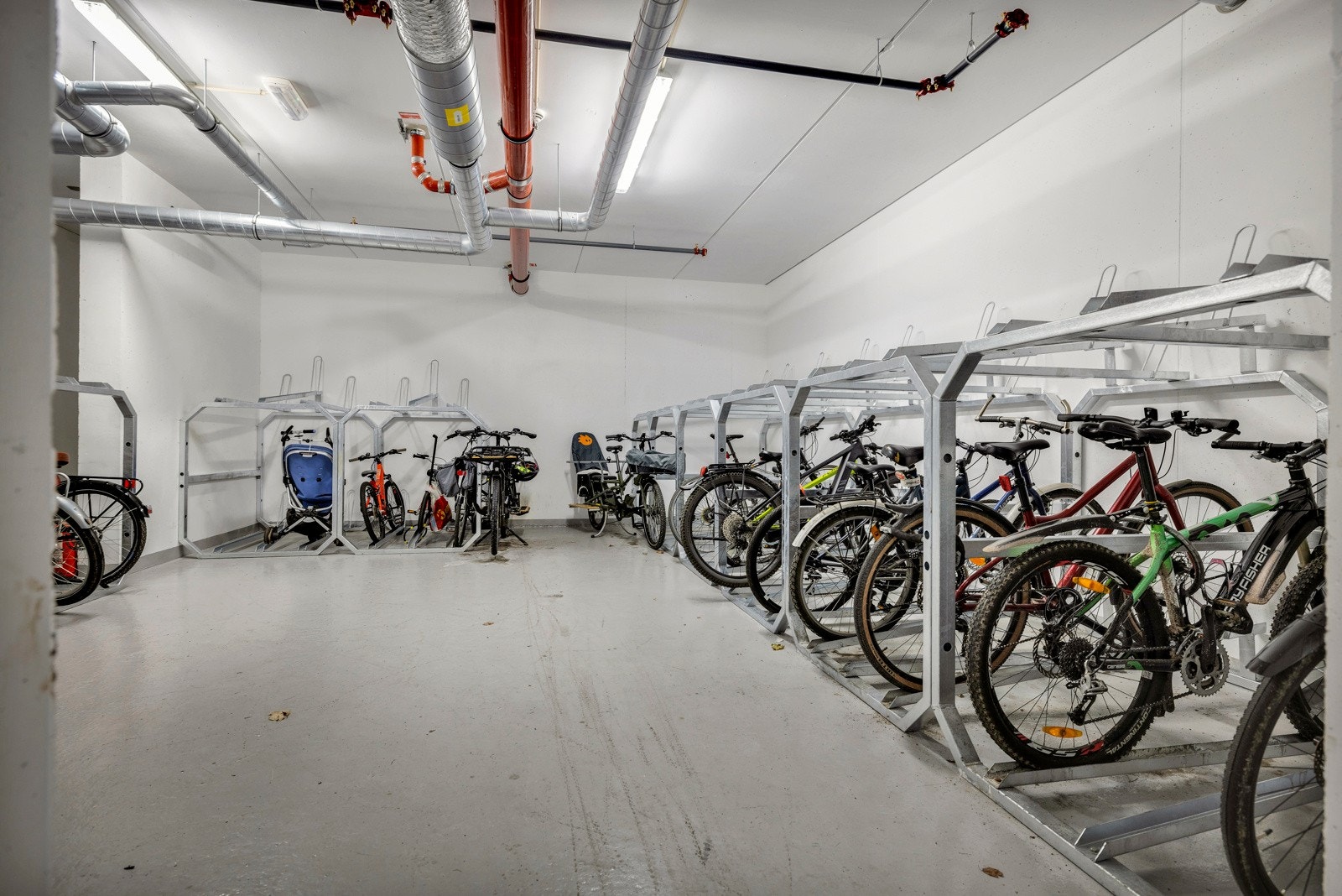 Felles sykkelparkering. Galleribilde