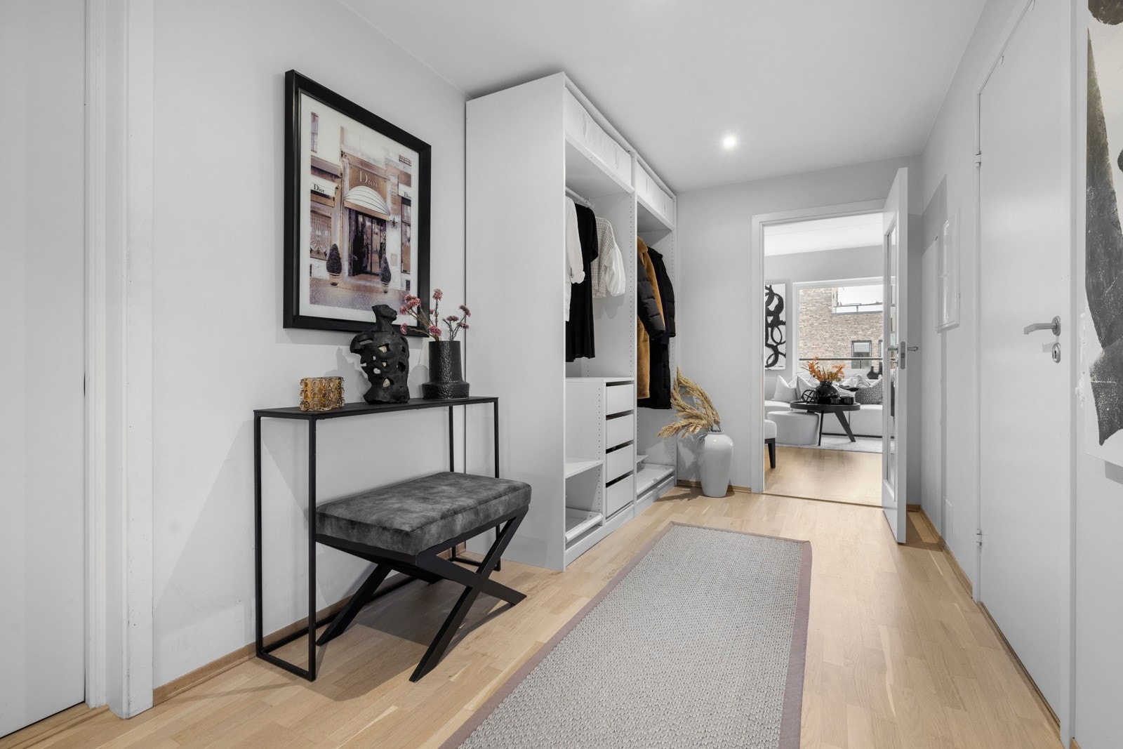 Velkommen inn! Boligen har en romslig og innbydende entré med god plass til garderobeskap. Galleribilde