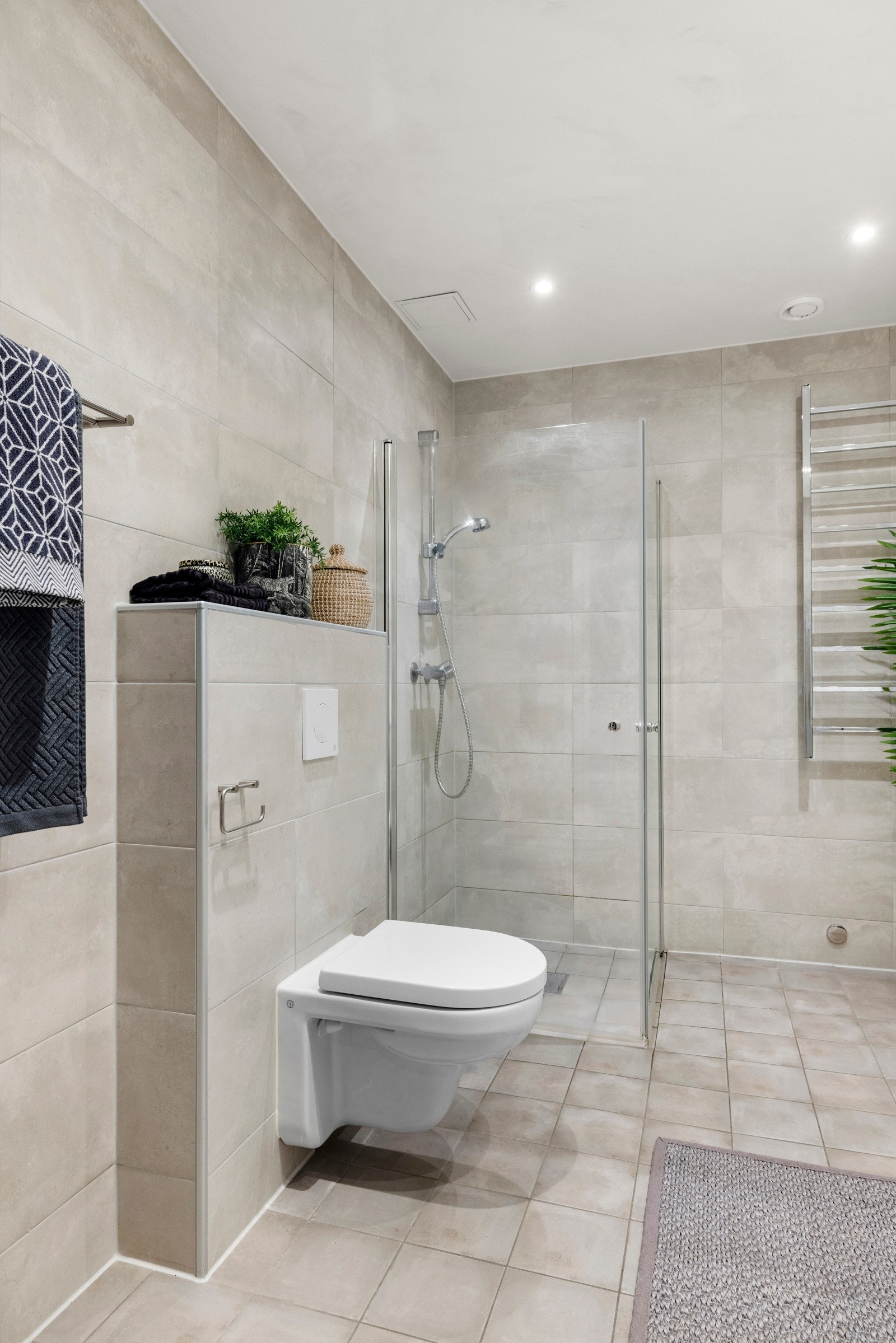 Felles varmtvann er inkludert i felleskostnadene, og boligen har balansert ventilasjon for et godt inneklima. Galleribilde