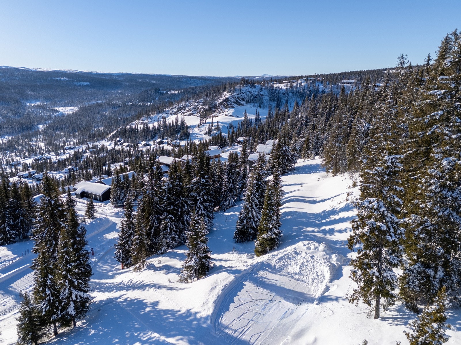 Høyt i terrenget på Kvitfjells vestside ligger alle forholdene til rette for å skape din drømmehytte. Galleribilde
