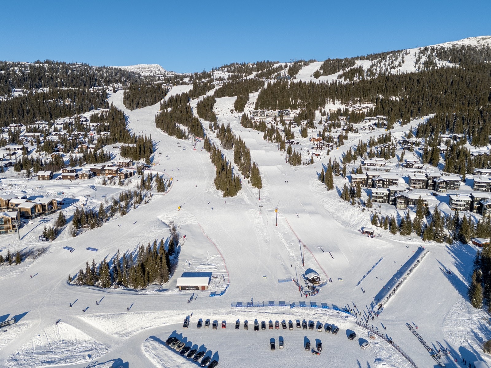 Bebyggelsen rundt består av et etablert, frittliggende fritidsboligbebyggelse. Galleribilde