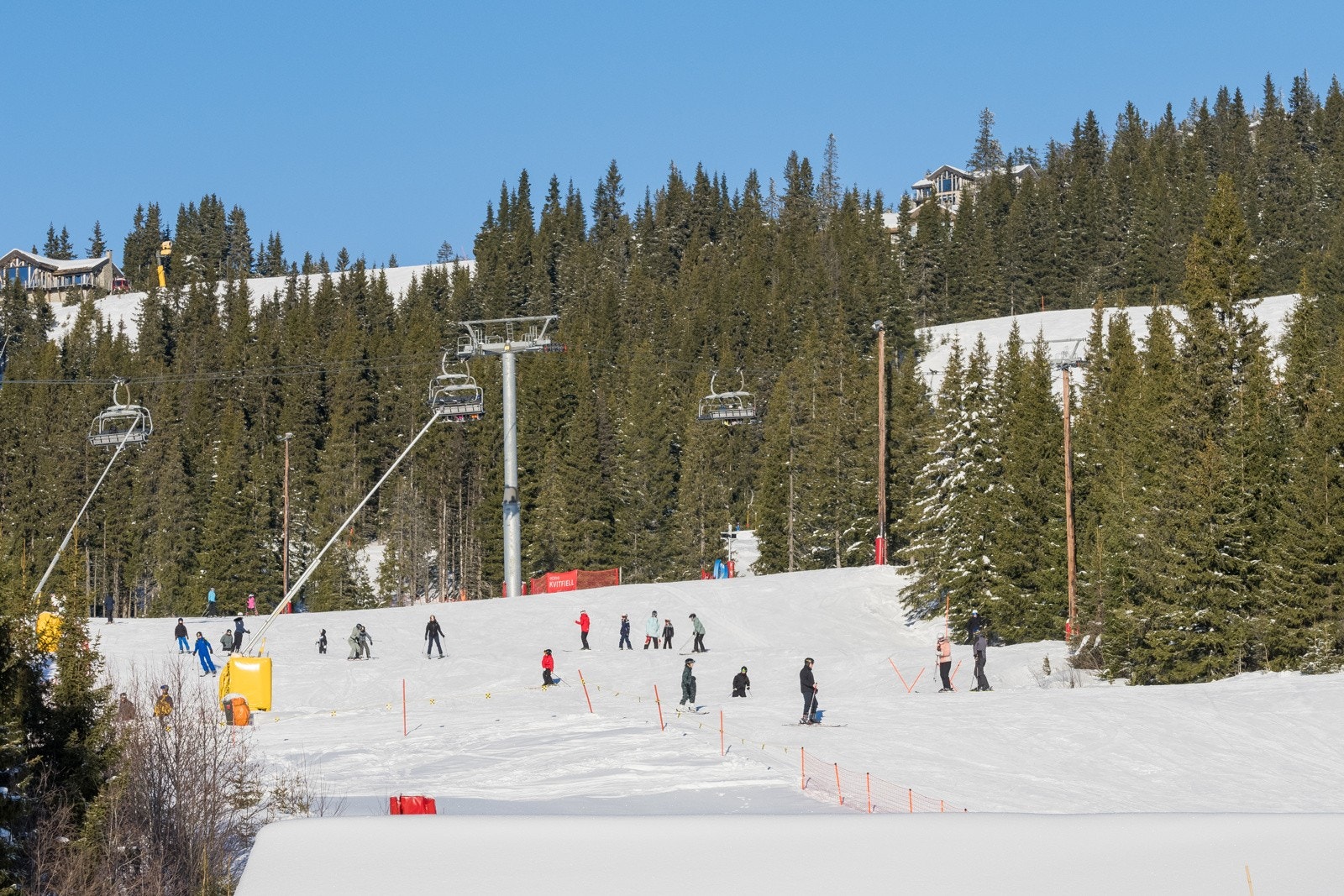 Alpinanlegget er blant landets største, med 29 km bakker som strekker seg over 854 høydemetre. Galleribilde