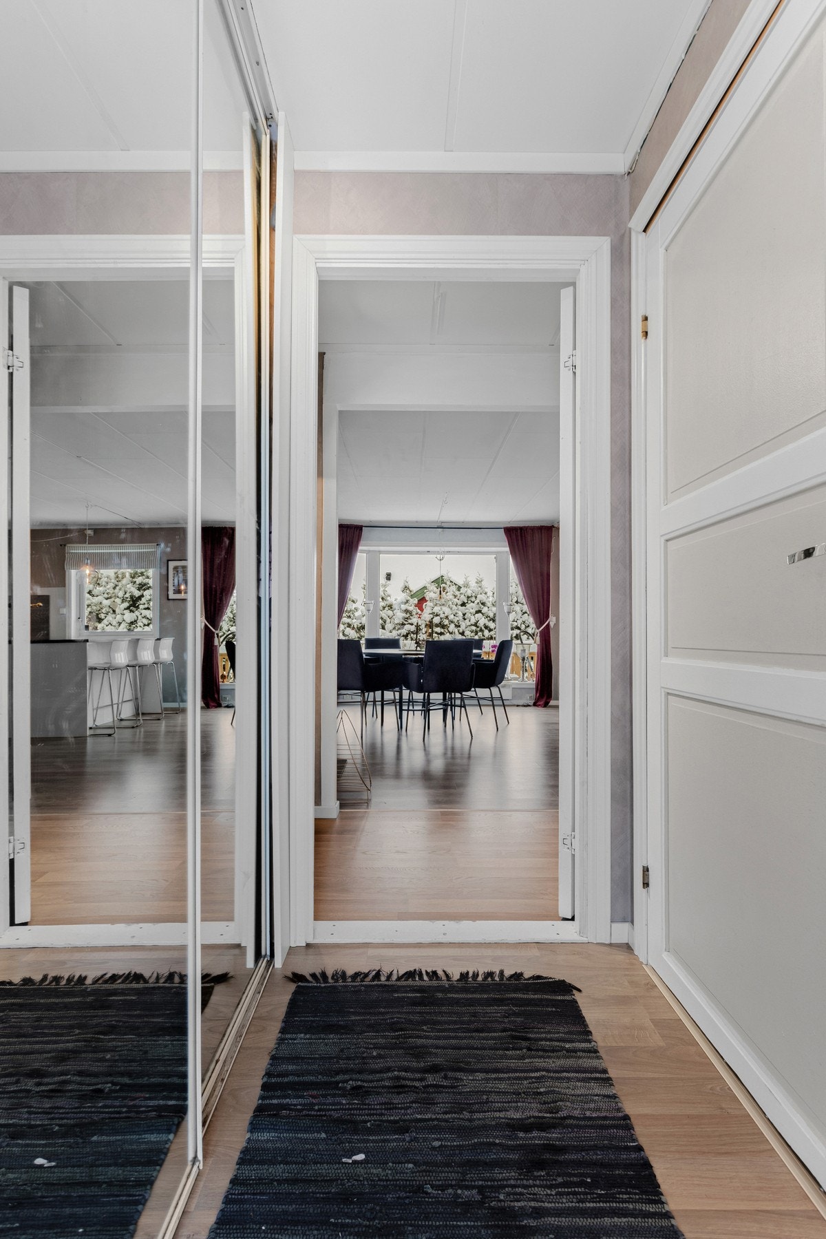 Velkommen inn! Lys og innbydende entré med speilskyvedørsgarderobe. Galleribilde