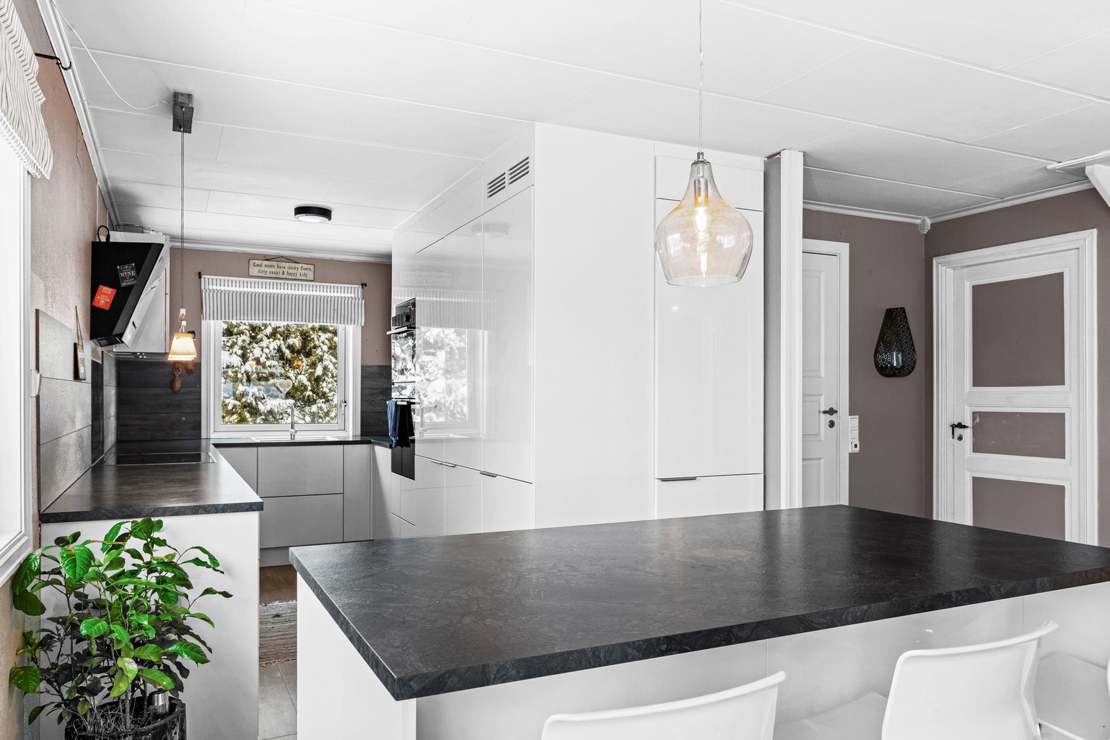 Dette er et moderne kjøkken fra 2016 med glatte fronter og laminat benkeplate. Galleribilde