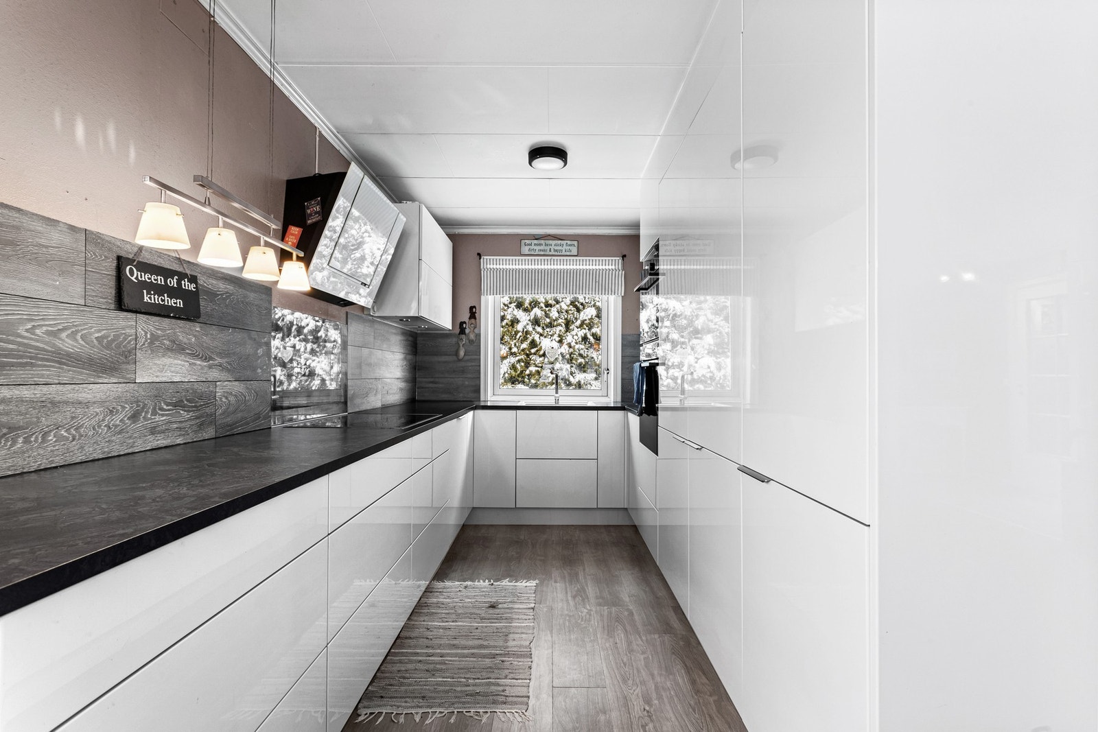 Her finner du kjøl/fryseskap, oppvaskmaskin, komfyr, platetopp og mikrobølgeovn. Galleribilde