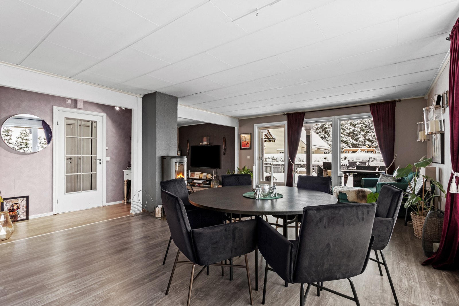 Det er god plass til en større spisegruppe. Galleribilde