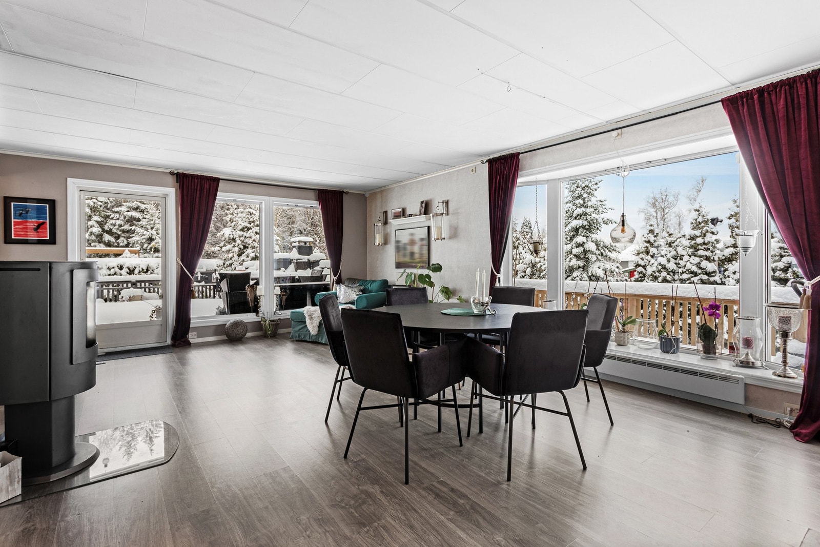Sjekk ut de store vindusflatene som slipper rikelig inn med naturlig dagslys. Galleribilde