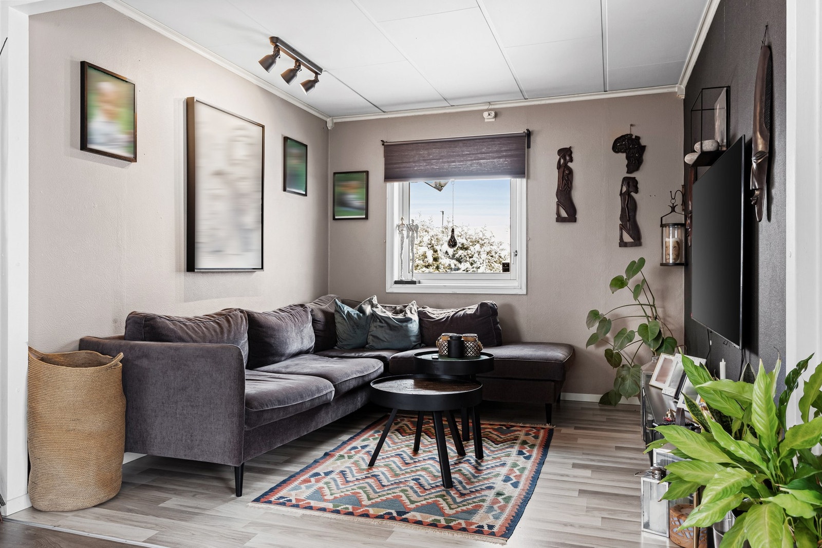 Stua ligger til i en koselig krok med god plass sofa og TV-møblement. Galleribilde