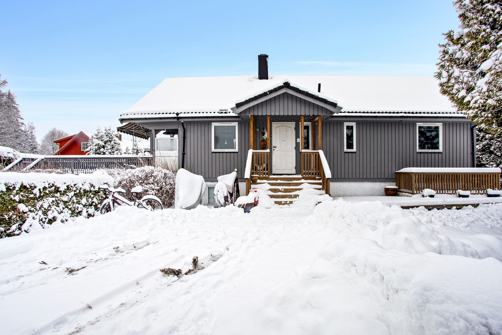Dette er en flott bolig, perfekt for familien! Boligen ligger i et barnevennlig område med skjermet hage, to terrasser og solrike uteplasser på hele 123 kvm. Galleribilde