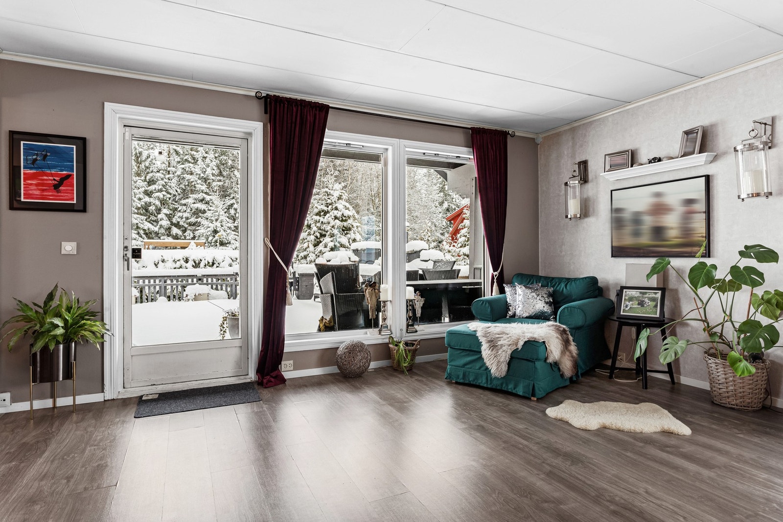 Fra stuen er det utgang til boligens flotte uteområder. Galleribilde