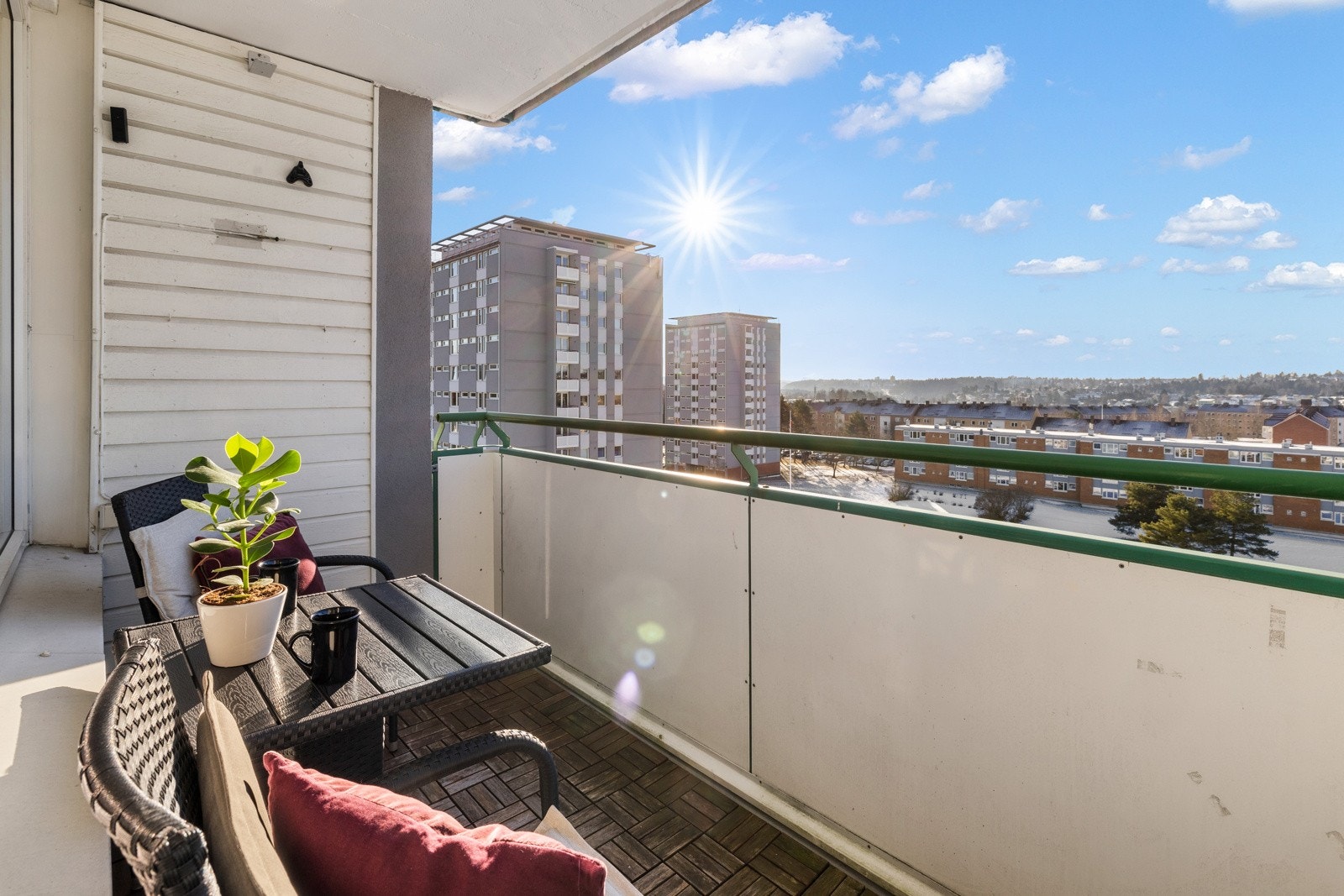 Herlig, sydvestvendt balkong med svært gode solforhold. Galleribilde