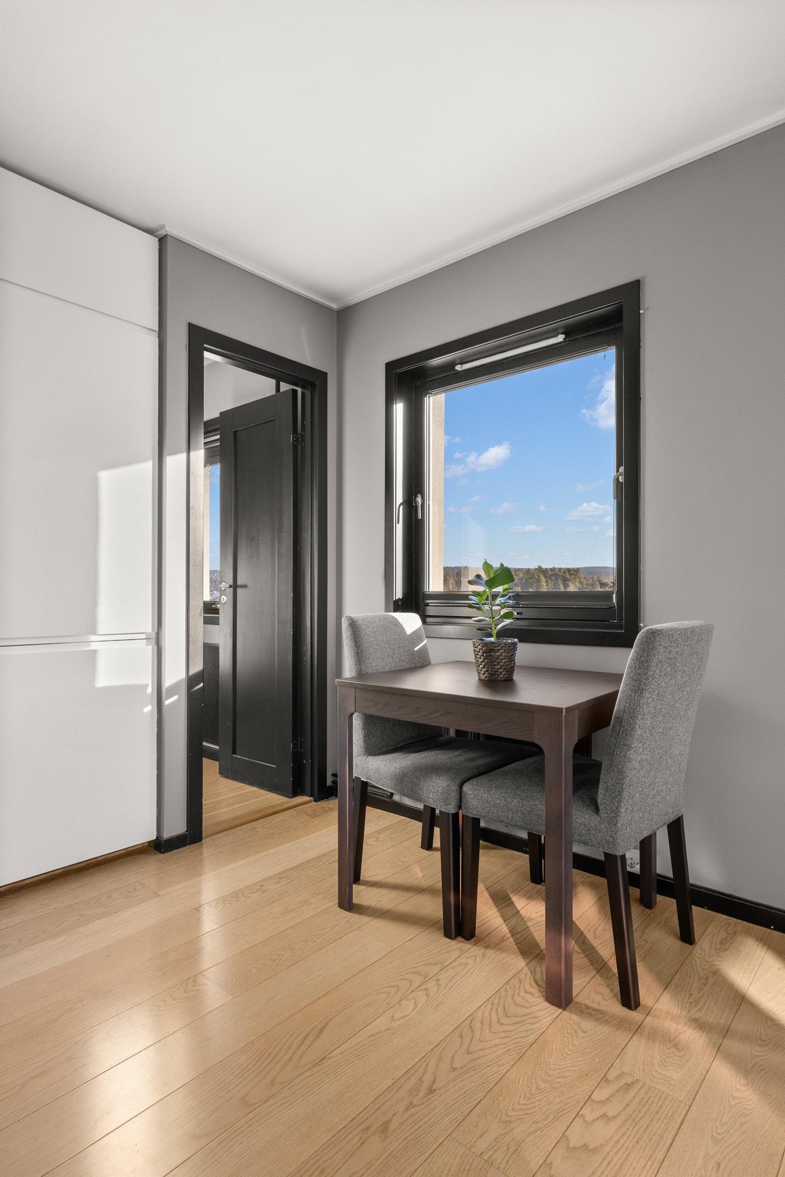 Vinduer og balkongdør med 2-lags energiglass fra 2017. Galleribilde