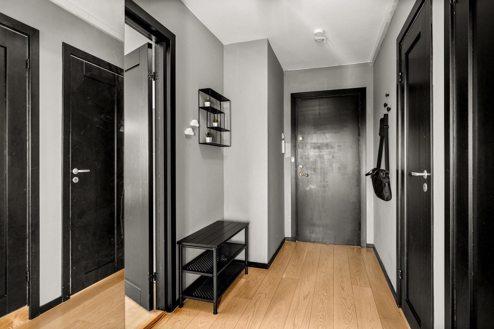 Entré med en praktisk, innvendig bod. Galleribilde