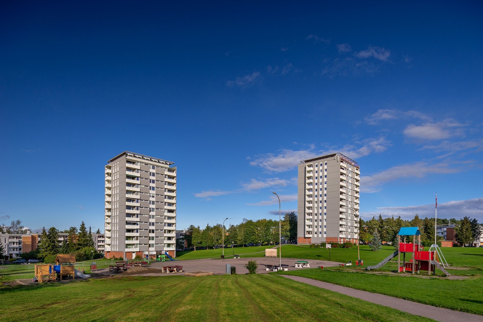 Borettslaget har store fellesarealer med stor lekeplass. Galleribilde