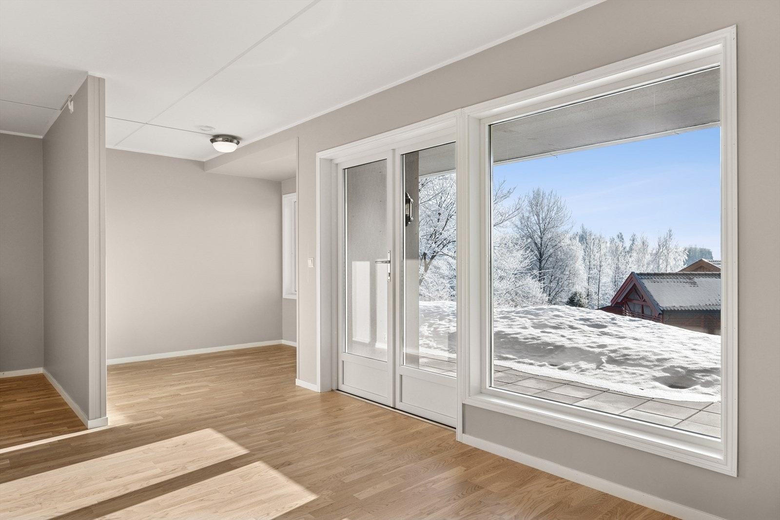 De store vinduene gir deg både flott utsikt og godt med naturlig lysinnslipp. Galleribilde