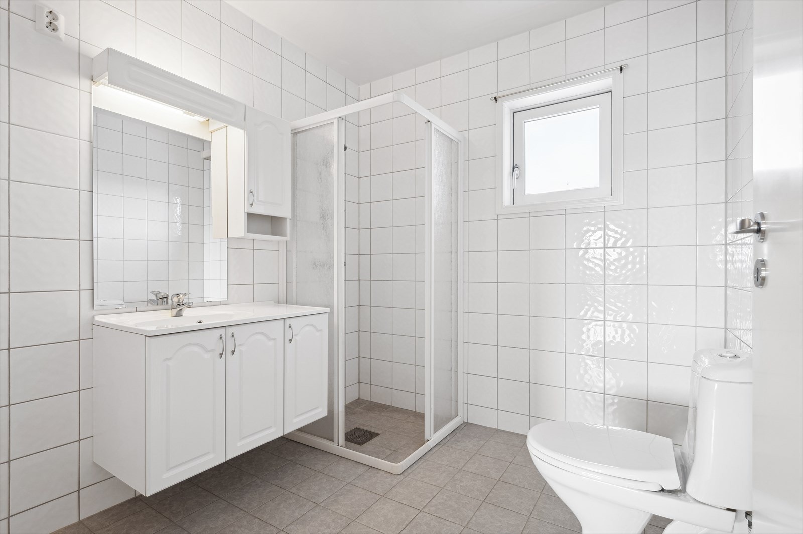 Baderom med opplegg til vaskemaskin. Galleribilde