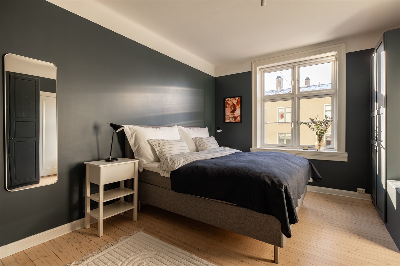 De store vindusflatene slipper inn godt med lys i rommet, som i 2024 er nymalt i en mørk og behagelig farge Galleribilde