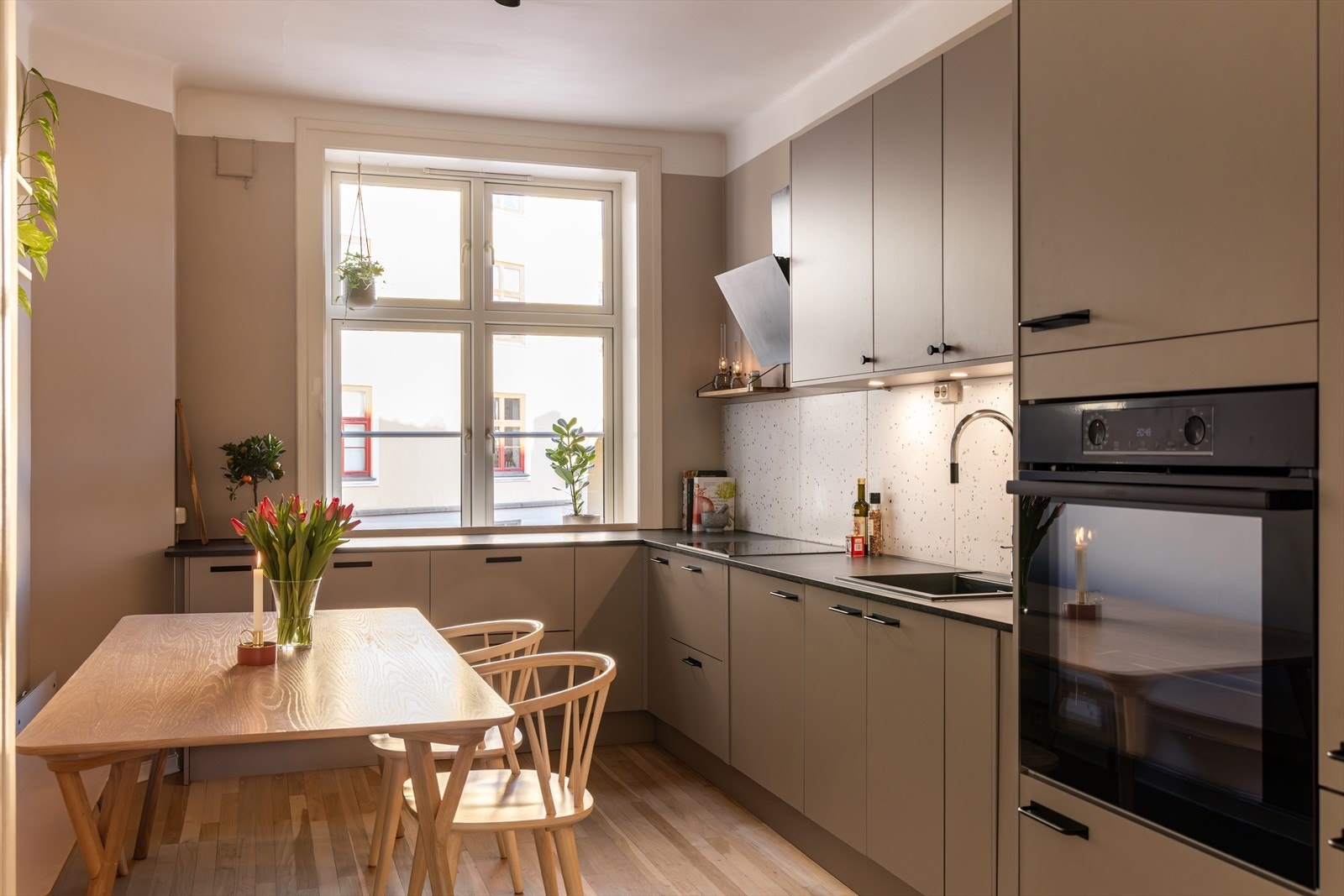 Lekkert kjøkken fra 2022/2023 med plass til spisebord Galleribilde