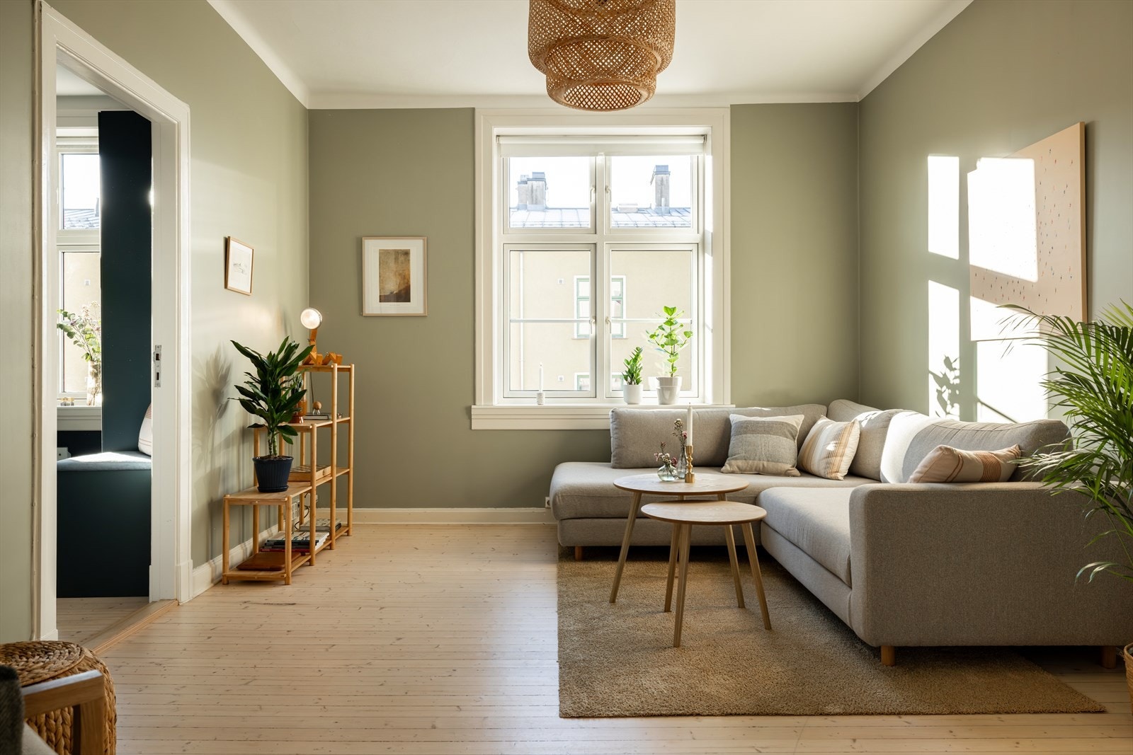 De store vindusflatene og den gode takhøyden gir stuen en luftig romfølelse Galleribilde