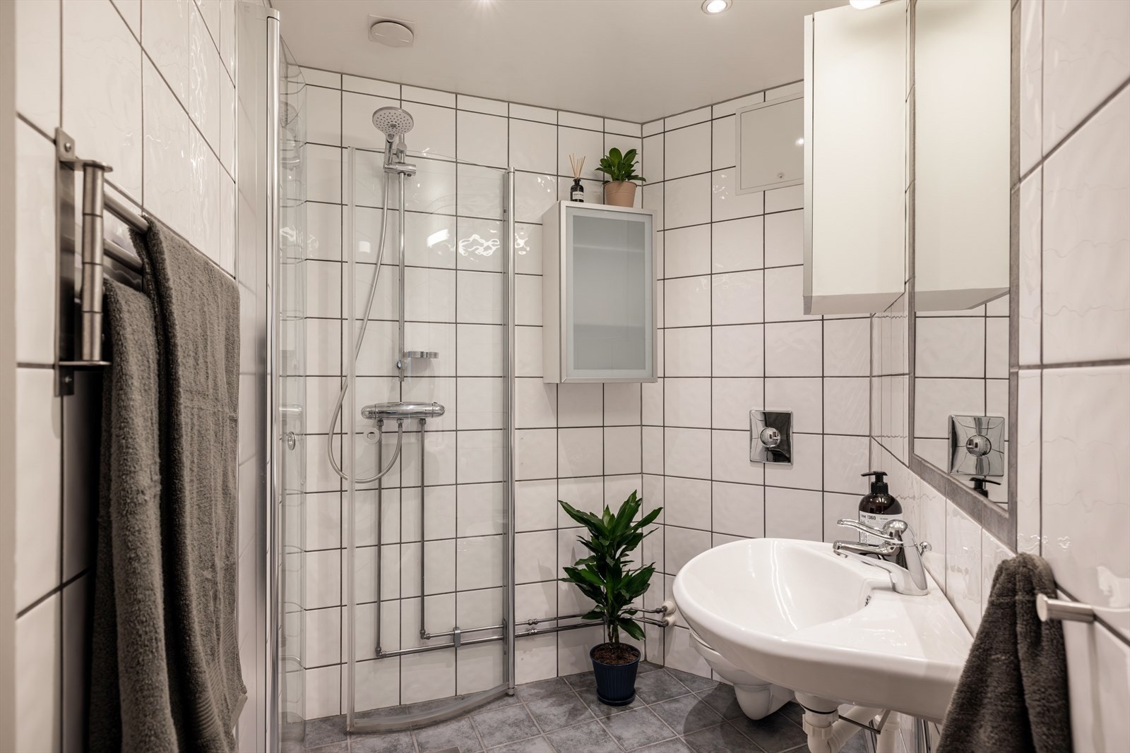 Flislagt bad med behagelig, termostatstyrt gulvvarme Galleribilde