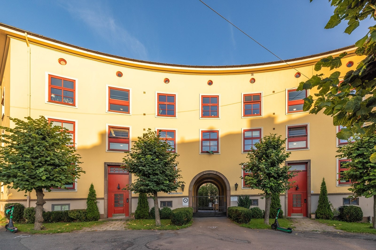 Borettslaget har nydelig og skjermet bakgård! Galleribilde