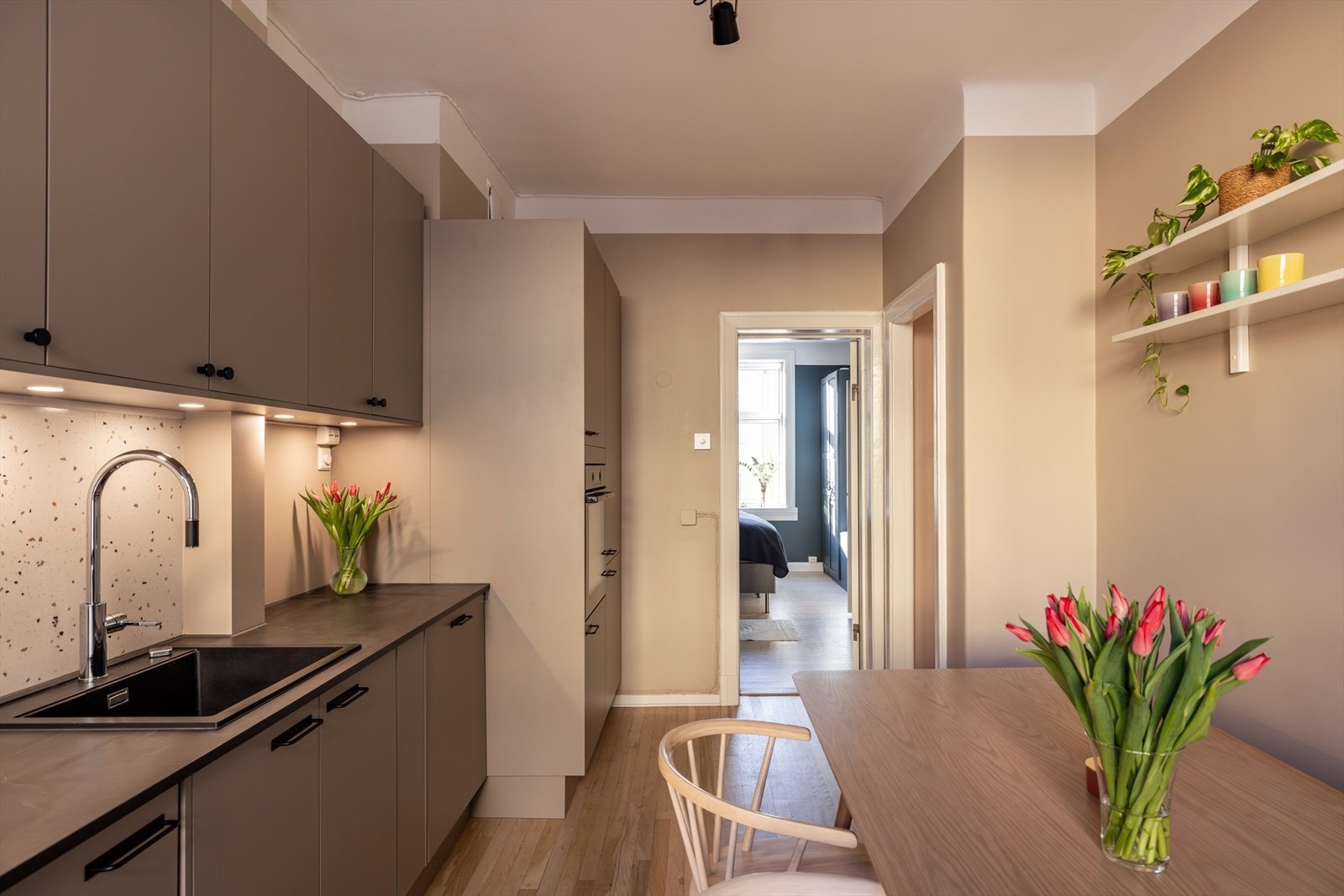 Plassen er svært godt unyttet, med rikelig med skap- og benkeplass Galleribilde