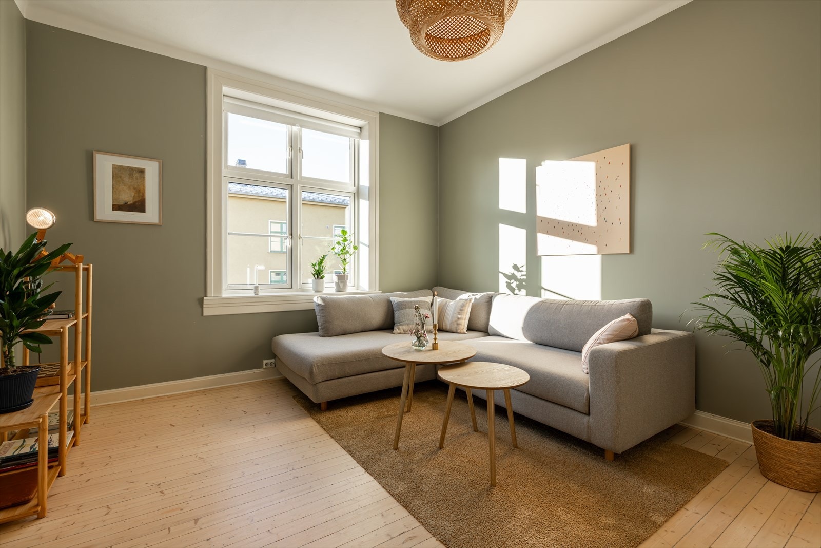 Stuen har en klassisk planløsning med god plass til sofa, tv-møbler og annet ønsket møblement Galleribilde