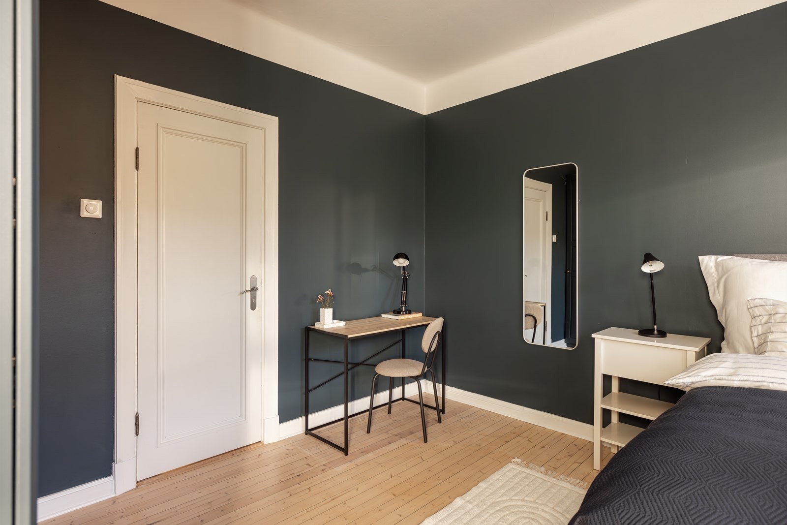 Stort og luftig soverom med god plass til hjemmekontor eller annet møblement Galleribilde