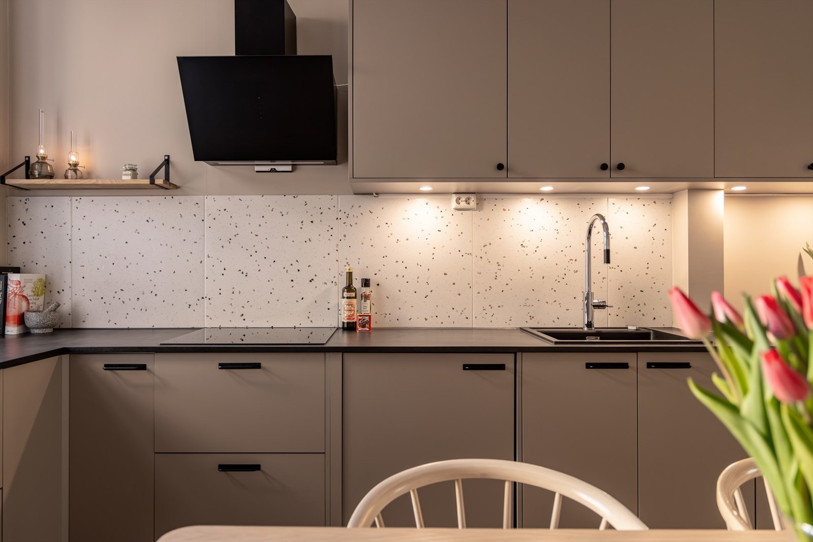 Her får du et kvalitetskjøkken fra HTH, utstyrt med alle integrerte hvitevarer man trenger Galleribilde