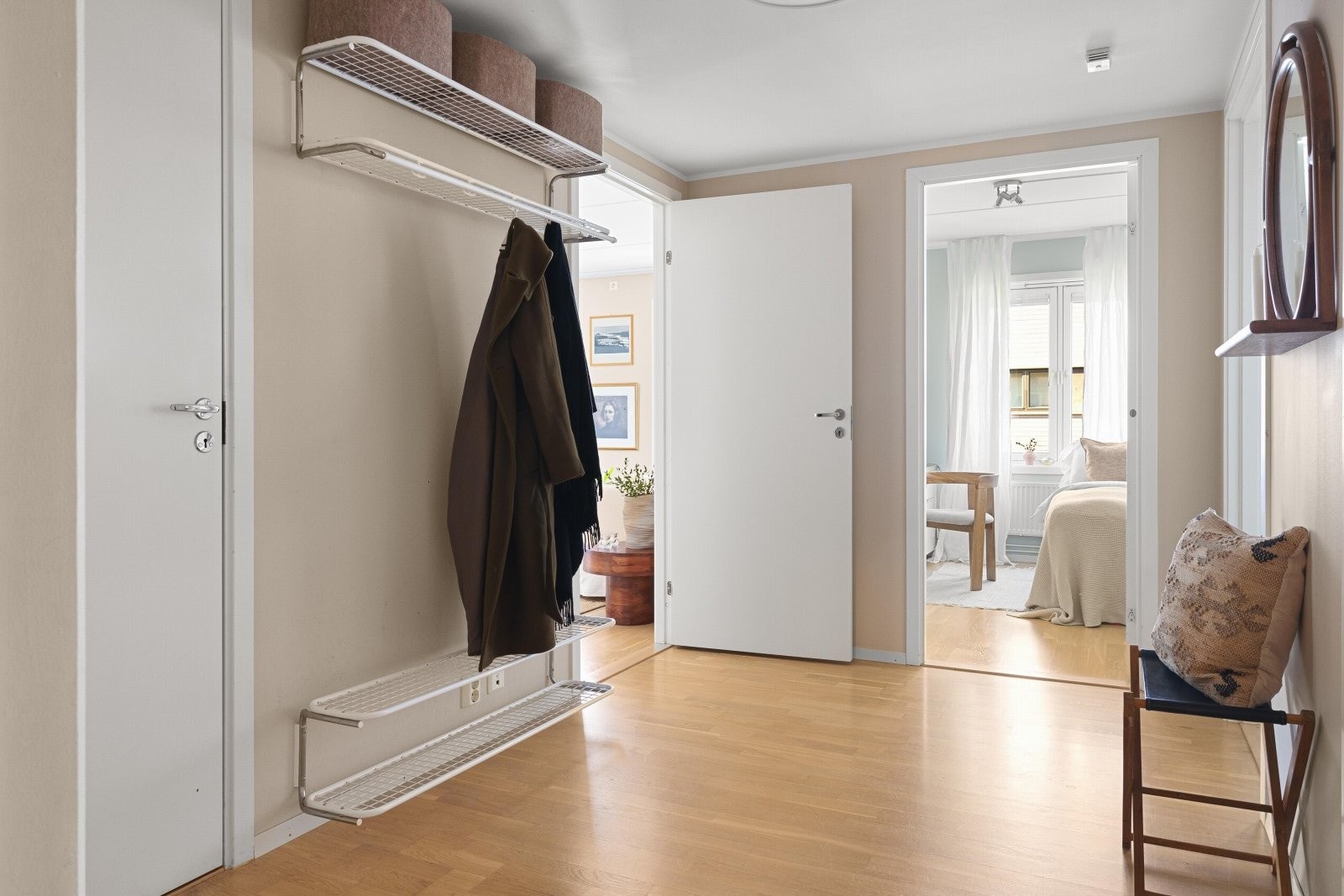 Romslig gang med god plass til oppbevaring. Gangen fører videre til to soverom, baderom, innvendig bod og stue Galleribilde