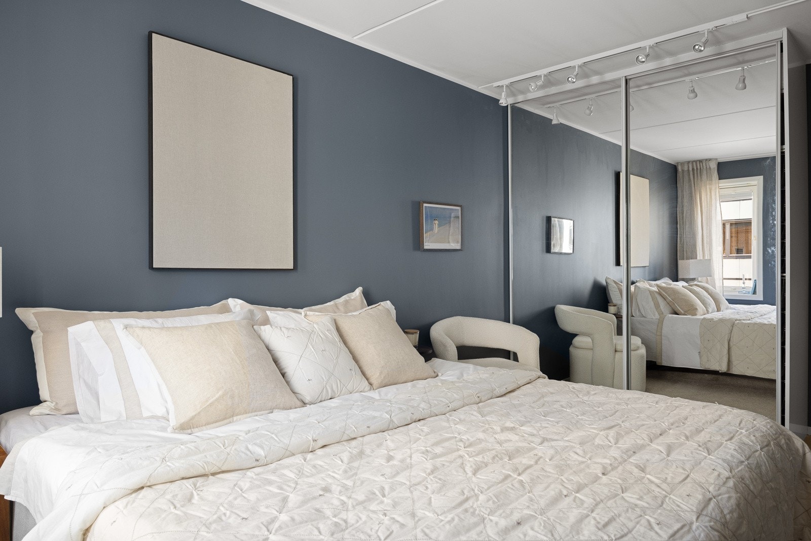 Rommet har godt med oppbevaringsplass i speilbelagt skyvedørsgarderobe Galleribilde