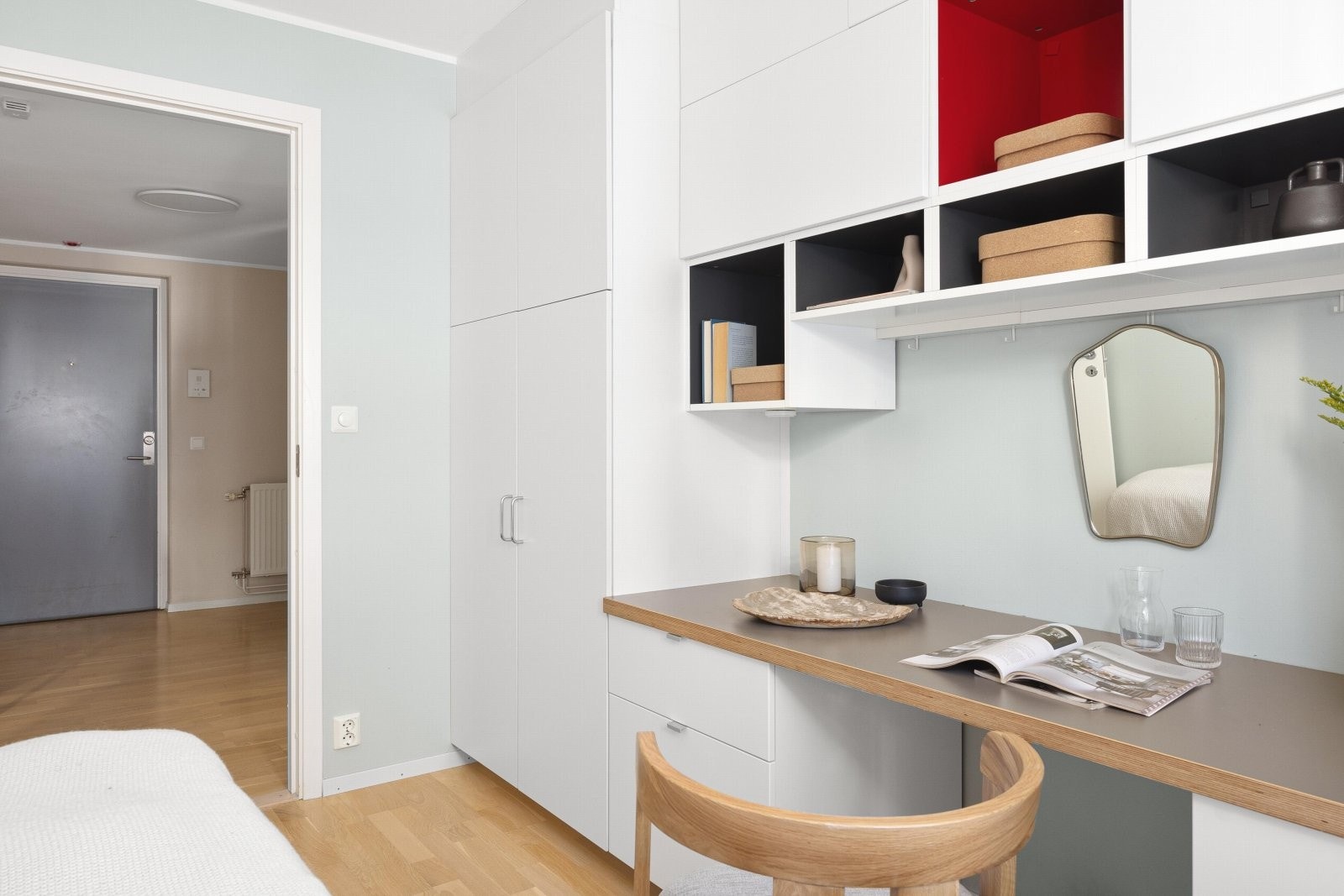 Flott soverom med god plass til seng, skrivebord og garderobeskap Galleribilde