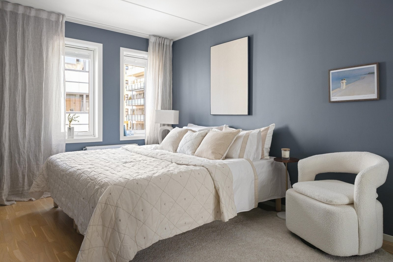 Behagelig hovedsoverom med blåmalte overflater, parkettgulv og to fine vinduer Galleribilde