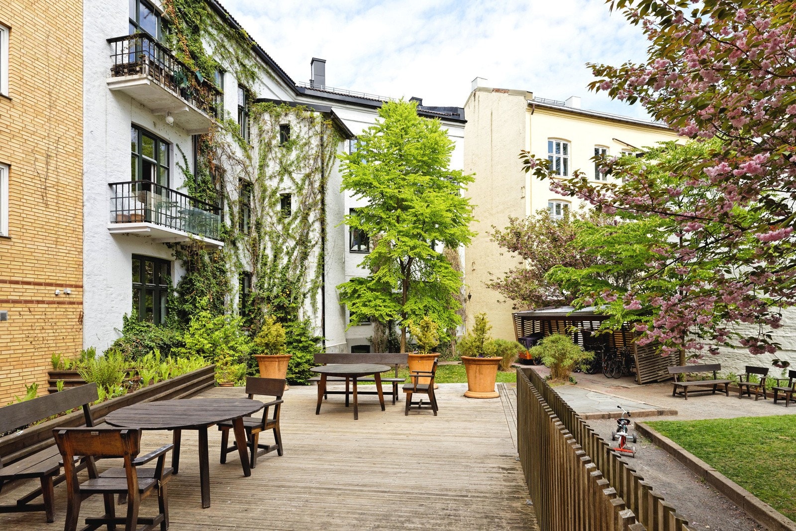 Bakgården har flott platting rett utenfor inngangspartiet og flere sittegrupper Galleribilde