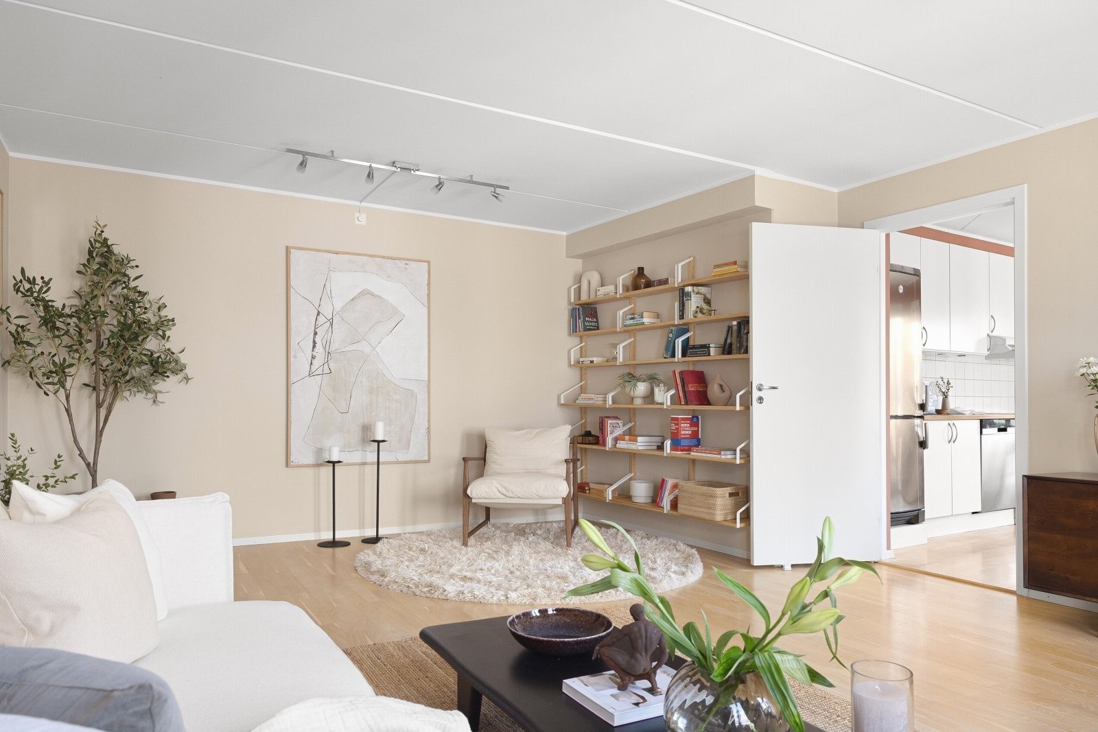 Boligen har en meget romslig stue med god plass til stuemøblement Galleribilde