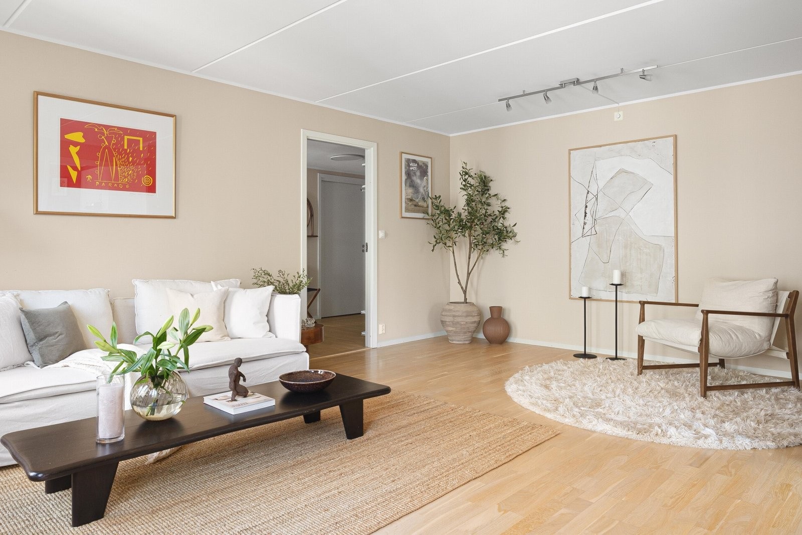 Stuen har slette, malte overflater, belysning i himling og parkettgulv Galleribilde