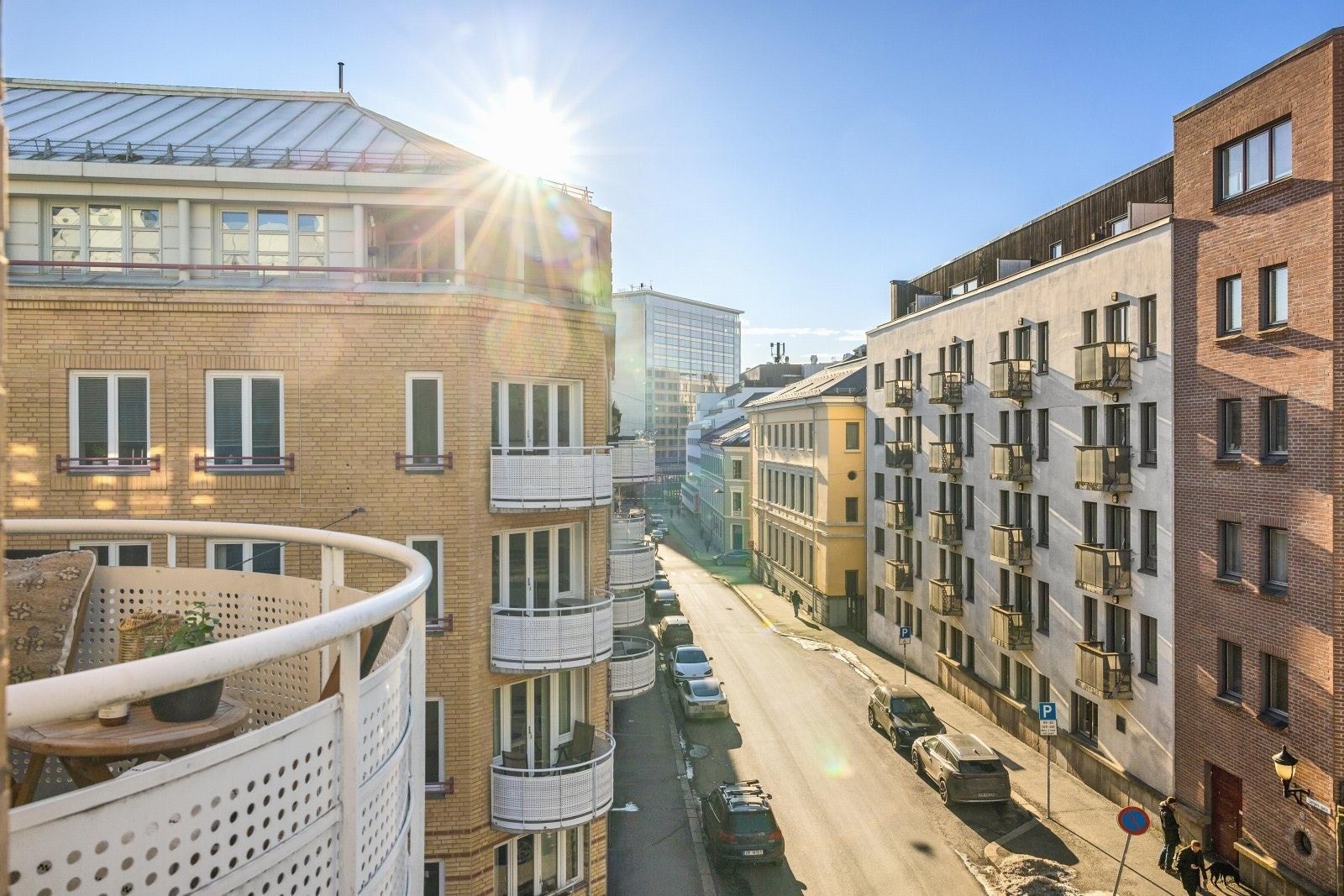 Balkongen har plass til utemøbler. Ønsker man enda større plass kan man trekke opp til felles takterrasse som har grill og sittegrupper Galleribilde
