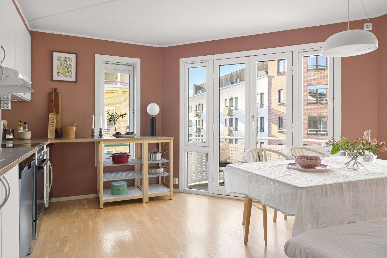 Boligen har et hyggelig, separat kjøkken med utgang til trivelig balkong Galleribilde