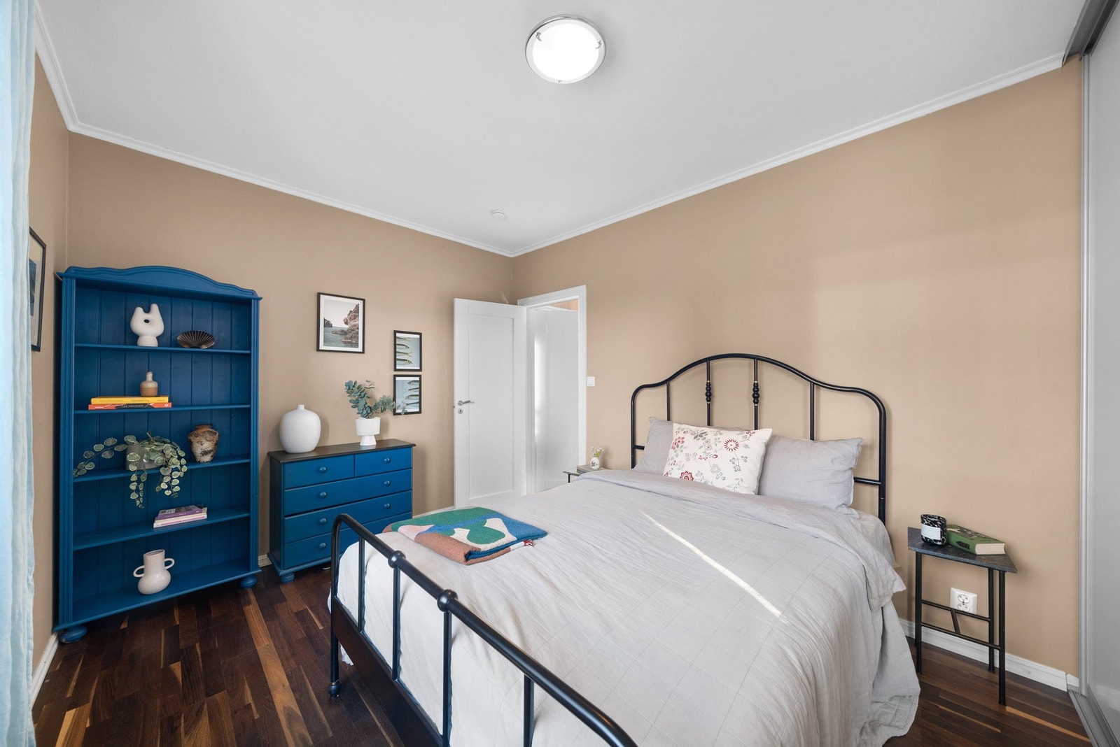 Med lune farger og en rolig atmosfære er dette rom som inviterer til avslapning og en god natts søvn. Galleribilde