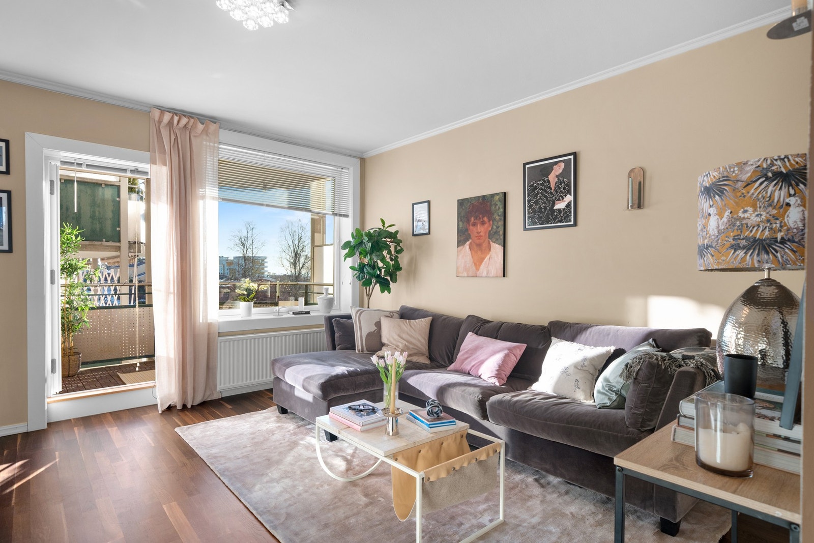 Veggene er malt i en behagelig beige nyanse, som harmonerer med det mørkebrune gulvet. Galleribilde