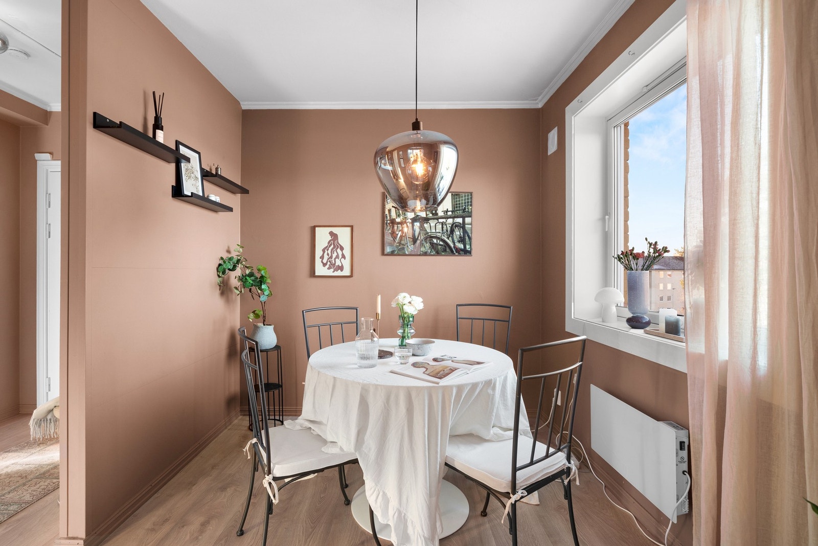 Det er rikelig med plass til spisebord og stoler - perfekt for hyggelige måltider og sosiale sammenkomster. Galleribilde