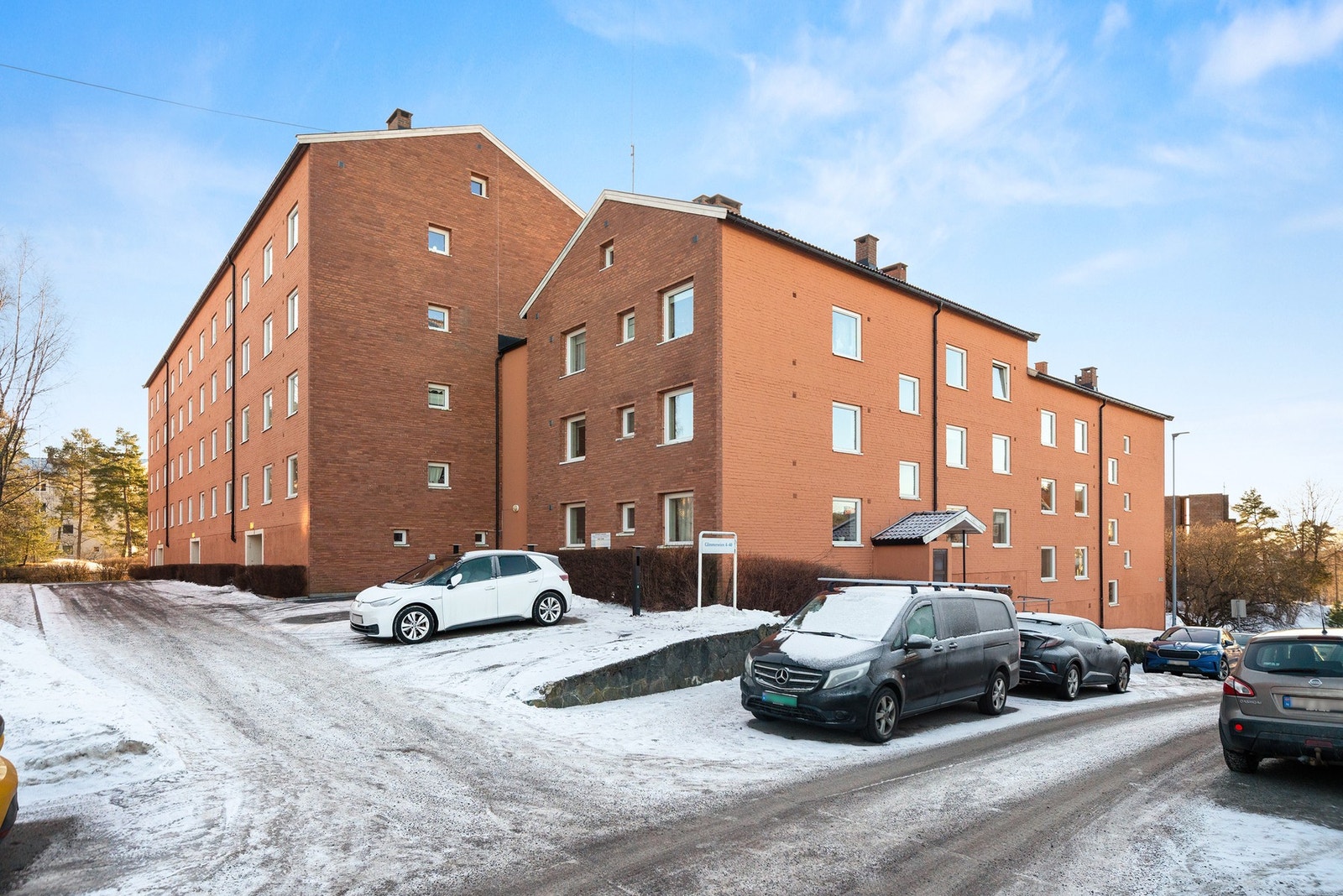 Parkering medfølger ikke. Utleie av parkering/garasje administreres av OBOS. Det er venteliste. Galleribilde