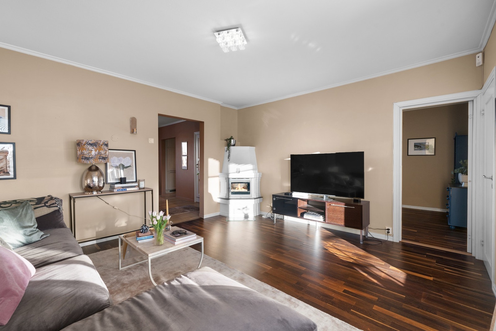 Det er god plass til både en større sofa og TV-løsning, slik at du kan skape en komfortabel sone for avslapning og samvær. Galleribilde