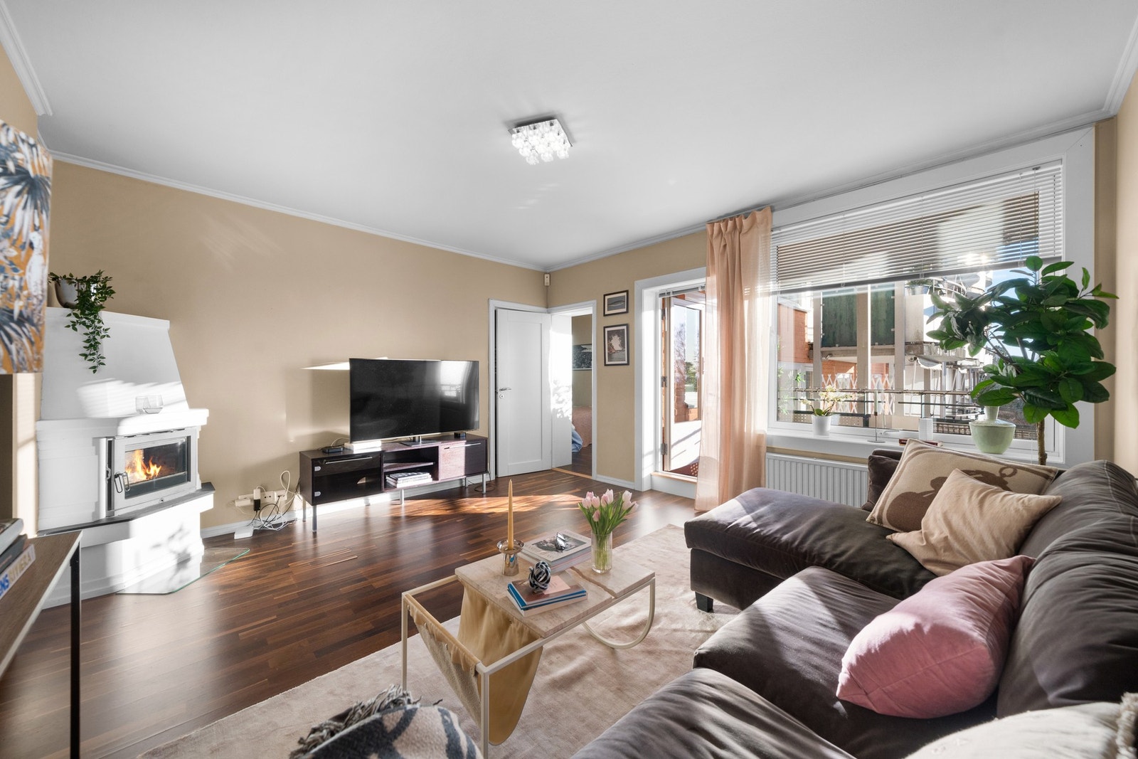 Sjekk ut denne lyse stuen! Stuen er et innbydende oppholdsrom med store vinduer fra 2013 som slipper inn rikelig med naturlig lys. Galleribilde