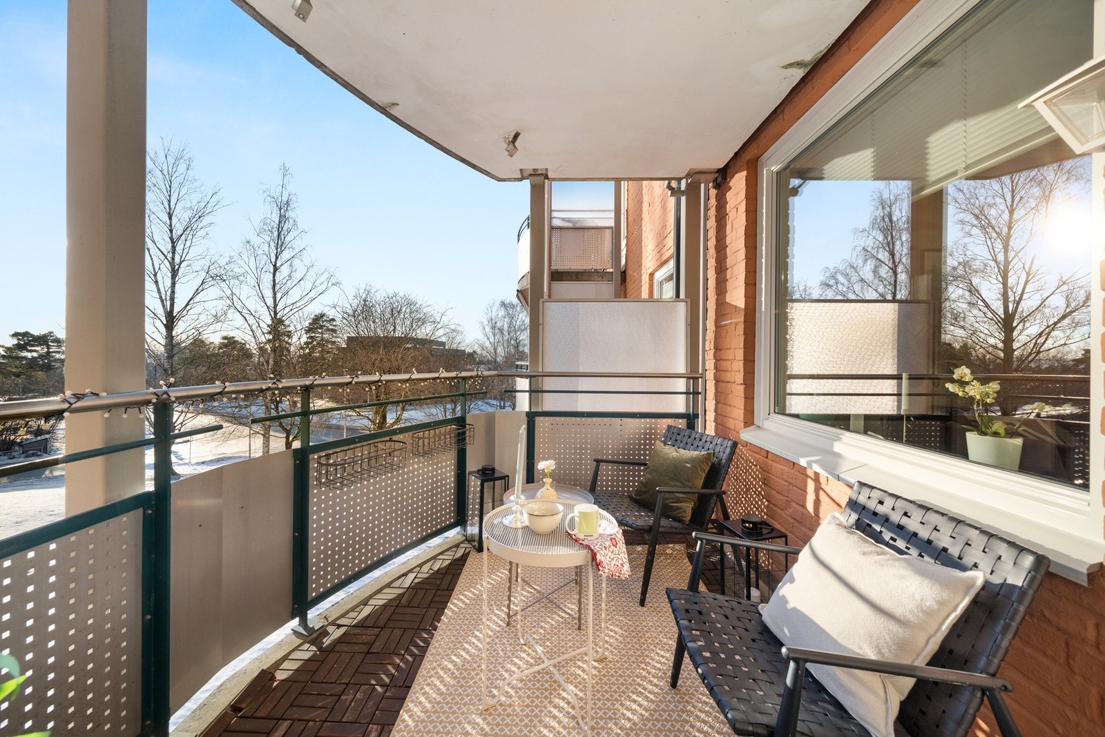 Som en del av en hjørneleilighet får du her en luftig og mer skjermet uteplass, perfekt for avslapning. Galleribilde