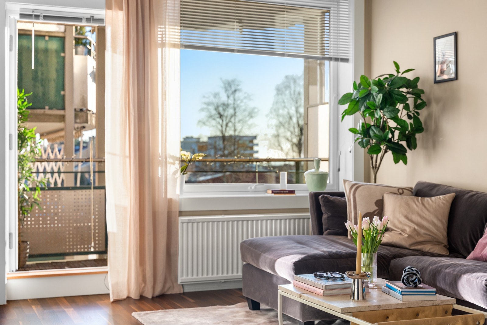 Herfra har du utgang til en hyggelig balkong, perfekt for å nyte morgenkaffen eller lune sommerkvelder Galleribilde