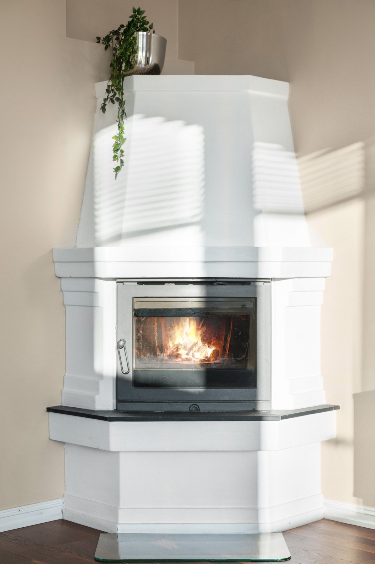 En elegant peis med glassinnsats gir rommet både stil og varme på kjølige dager. Galleribilde