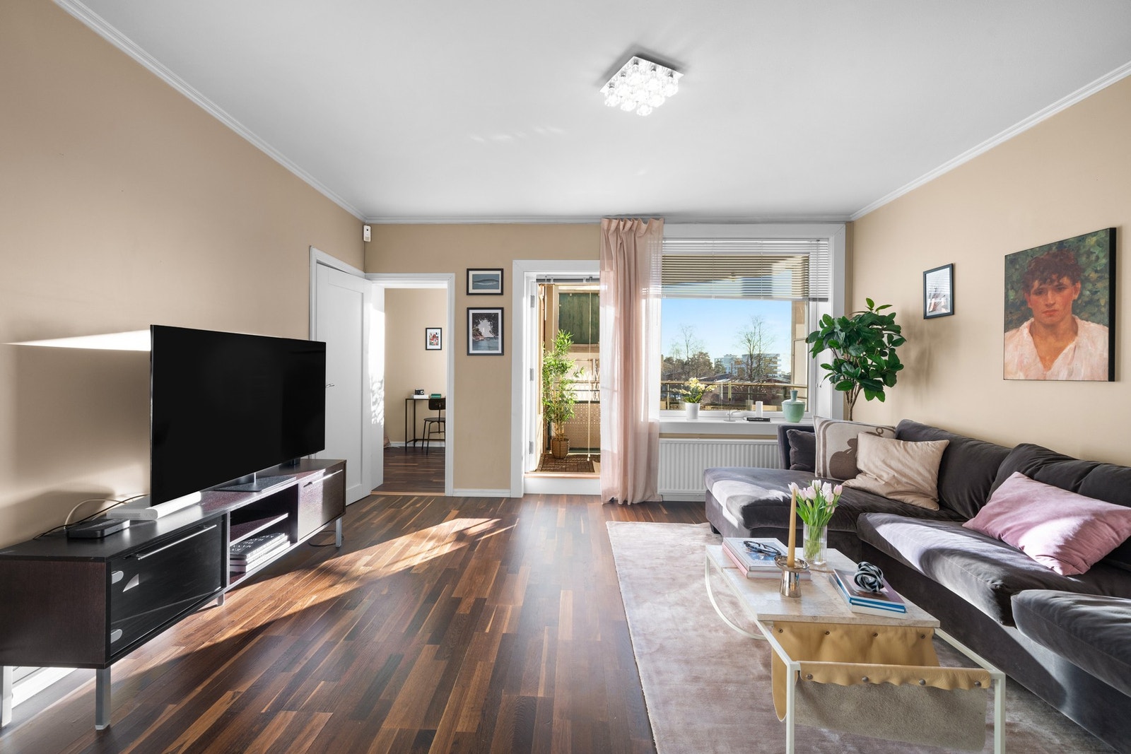 Houssam Ben Zrelli v/EIE eiendomsmegling har gleden av å presentere Glimmerveien 4 - en pen 3-roms hjørneleilighet med en attraktiv og sentral beliggenhet på Lambertseter. Galleribilde